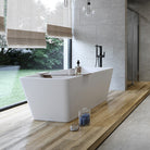 Schrägansicht der freistehenden Wanne Cubo – klare Linien und minimalistische Form