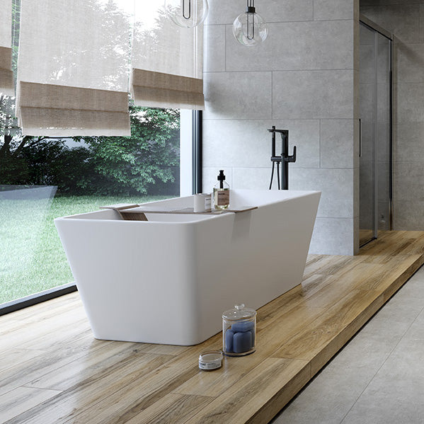 Schrägansicht der freistehenden Wanne Cubo – klare Linien und minimalistische Form