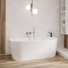 Seitenansicht der Arco Badewanne – ergonomische Rückenlehne und glatte Oberfläche