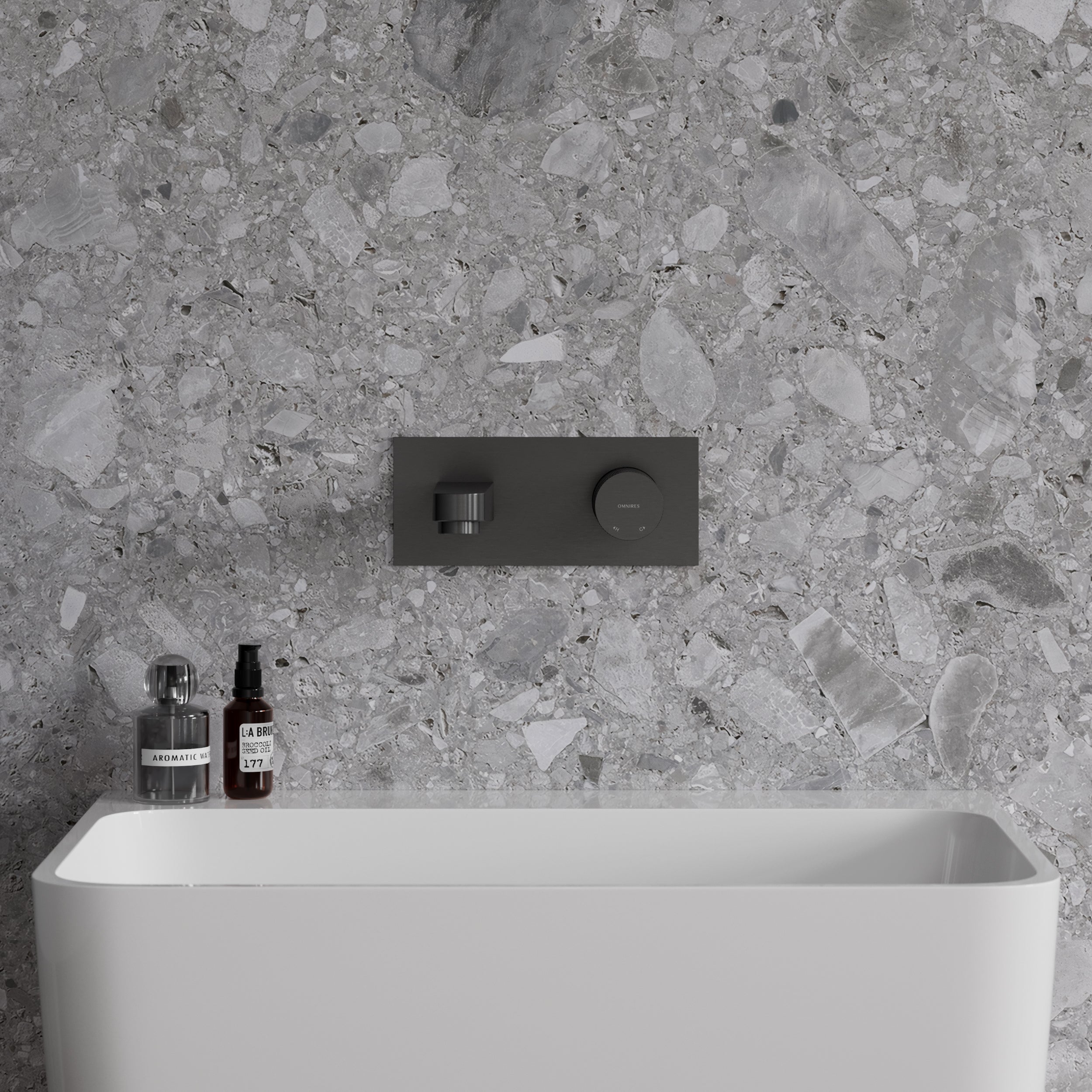 Frontansicht Unterputz-Waschbeckenarmatur der CONTOUR Armatur – diamantgeschliffene Oberfläche und elegante Form