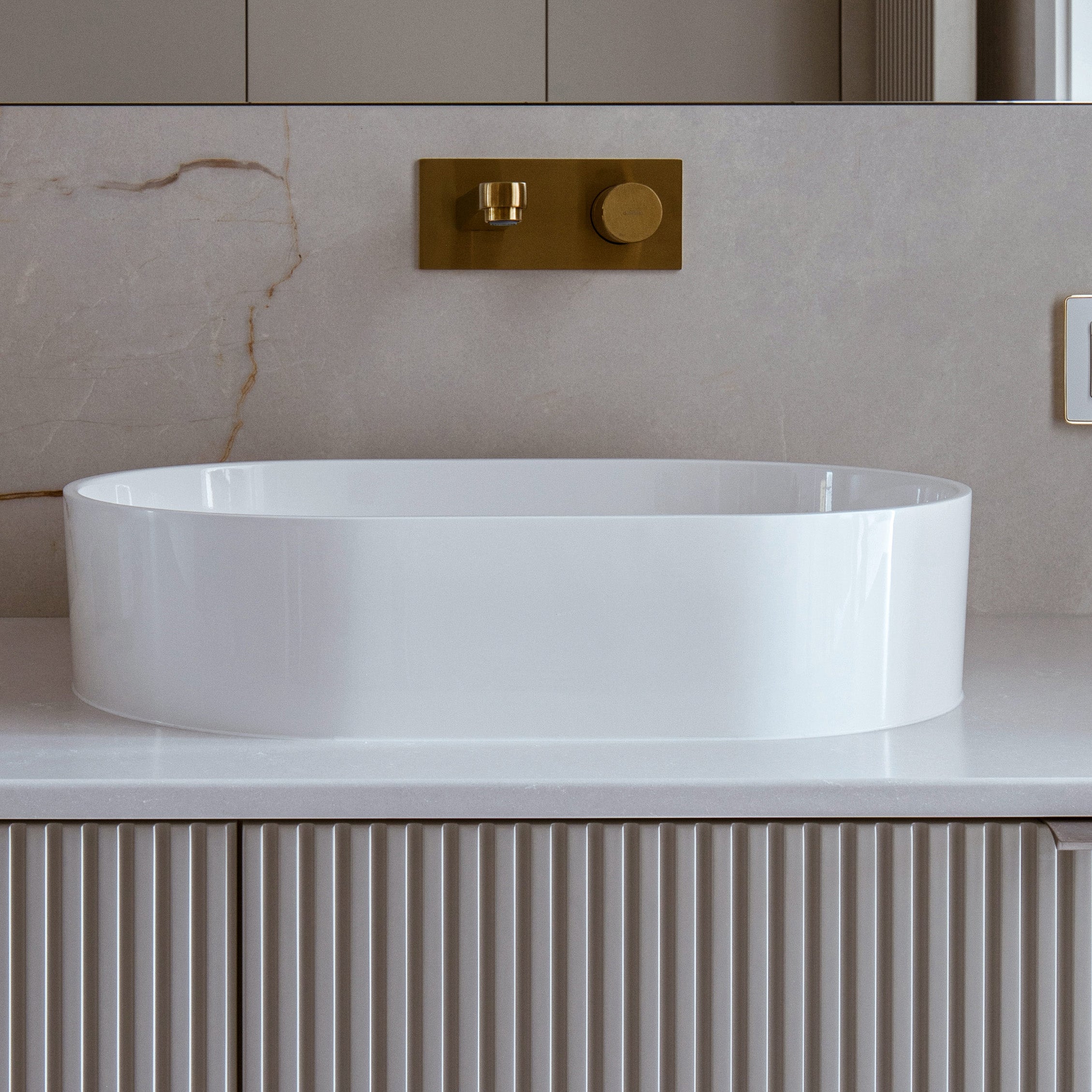 Ovales Aufsatzwaschbecken OVO M+ aus Mineralguss in Weiß glänzend – modernes Design für Waschtische