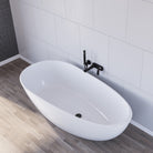 Detailaufnahme der glatten Oberfläche der Aron Mineralguss-Badewanne – langlebig