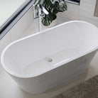 Detail der glänzenden Oberfläche der Linea Oval Sanitaracryl-Badewanne – pflegeleicht & hygienisch